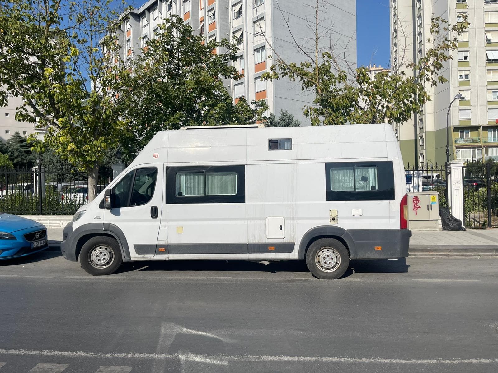 REVERIE 4-PERSON CARAVAN